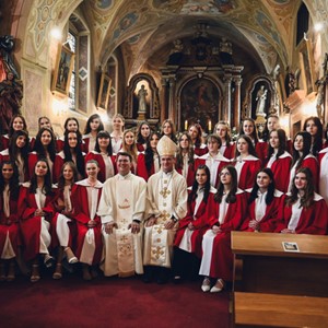 Nadbiskup Dražen Kutleša podijelio sakrament potvrde u Župi sv. Nikole biskupa u Jastrebarskom